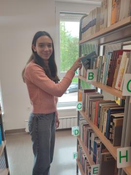 Prejemnica zlatega Cankarjevega priznanja Nina Rutar iz 8. razreda OŠ Kuteževo